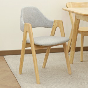 [스크래치] 헤닝라이트 고무나무 원목 패브릭 의자